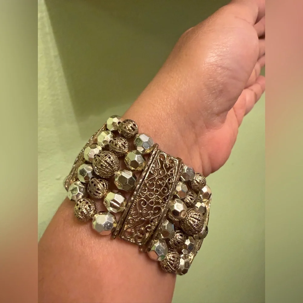 Elegant Gold Beaded Bracelet - Picture 3 of 6